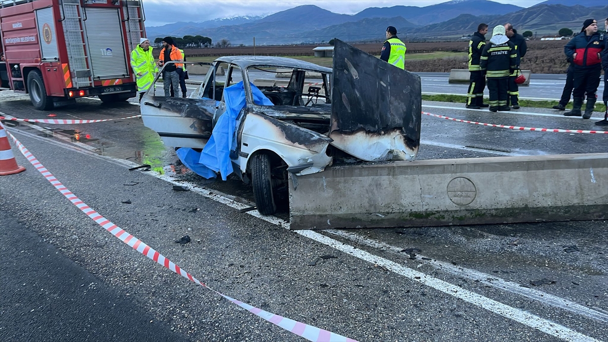 Manisa'da bariyere çarptıktan sonra yanan otomobildeki karı koca öldü