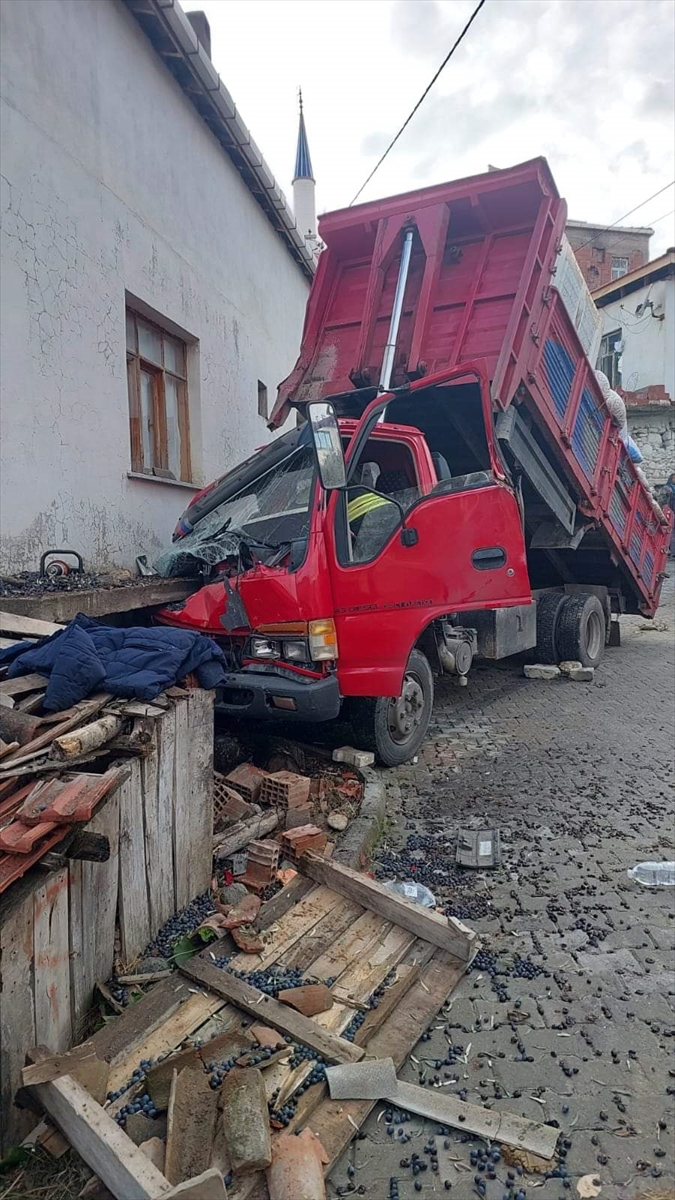 Manisa'da eve çarpan kamyonetteki 1 kişi öldü, 2 kişi yaralandı