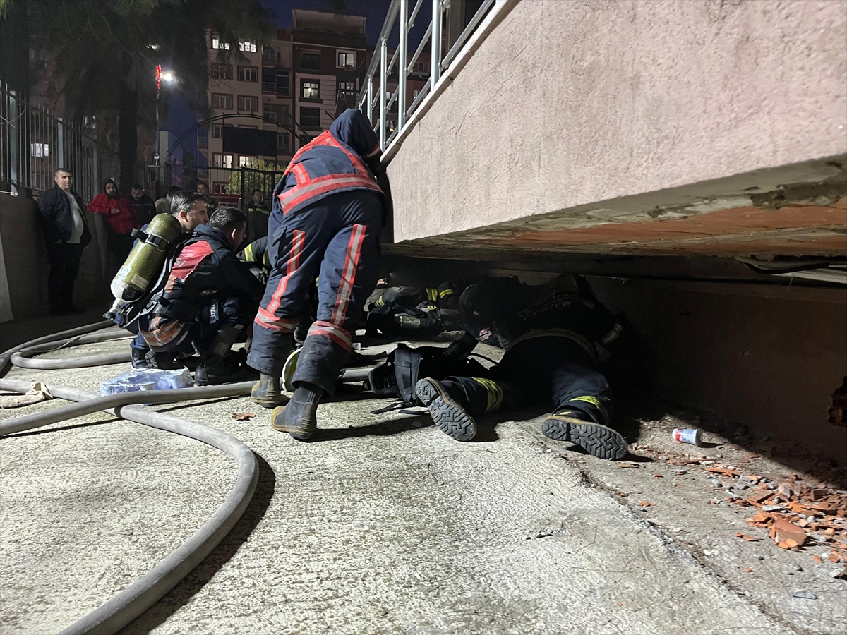 Manisa'da gelinlik mağazasında çıkan yangın söndürüldü