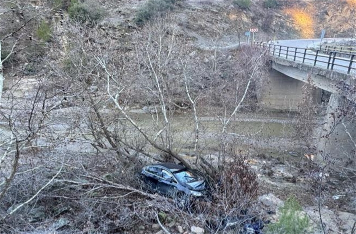 Manisa'da şarampole düşen otomobildeki 3 kişi yaralandı