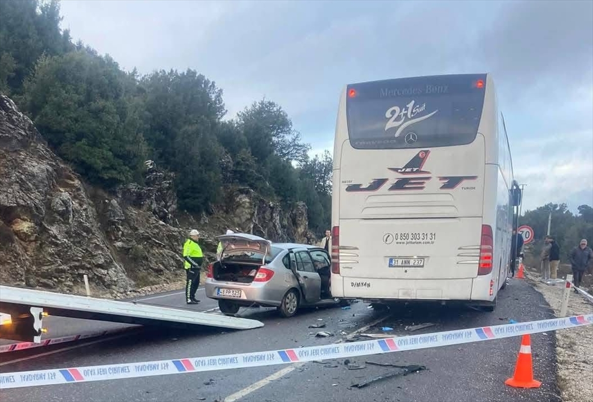 Muğla'da yolcu otobüsü ile çarpışan otomobildeki karı koca öldü