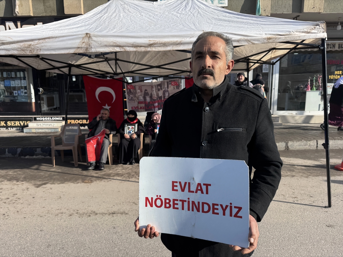 Muşlu aileler DEM Parti binası önündeki “evlat nöbeti”ni sürdürdü