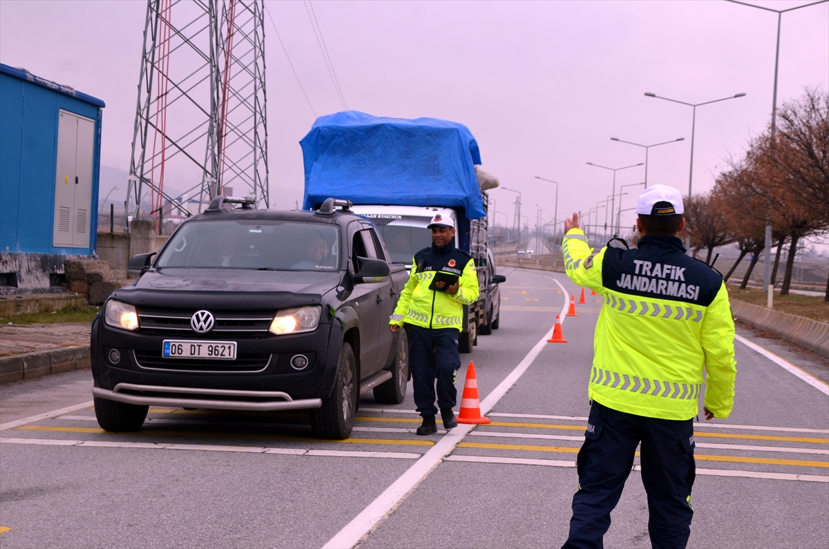 Muş'ta jandarma ekipleri “zorunlu kış lastiği” denetimi yaptı