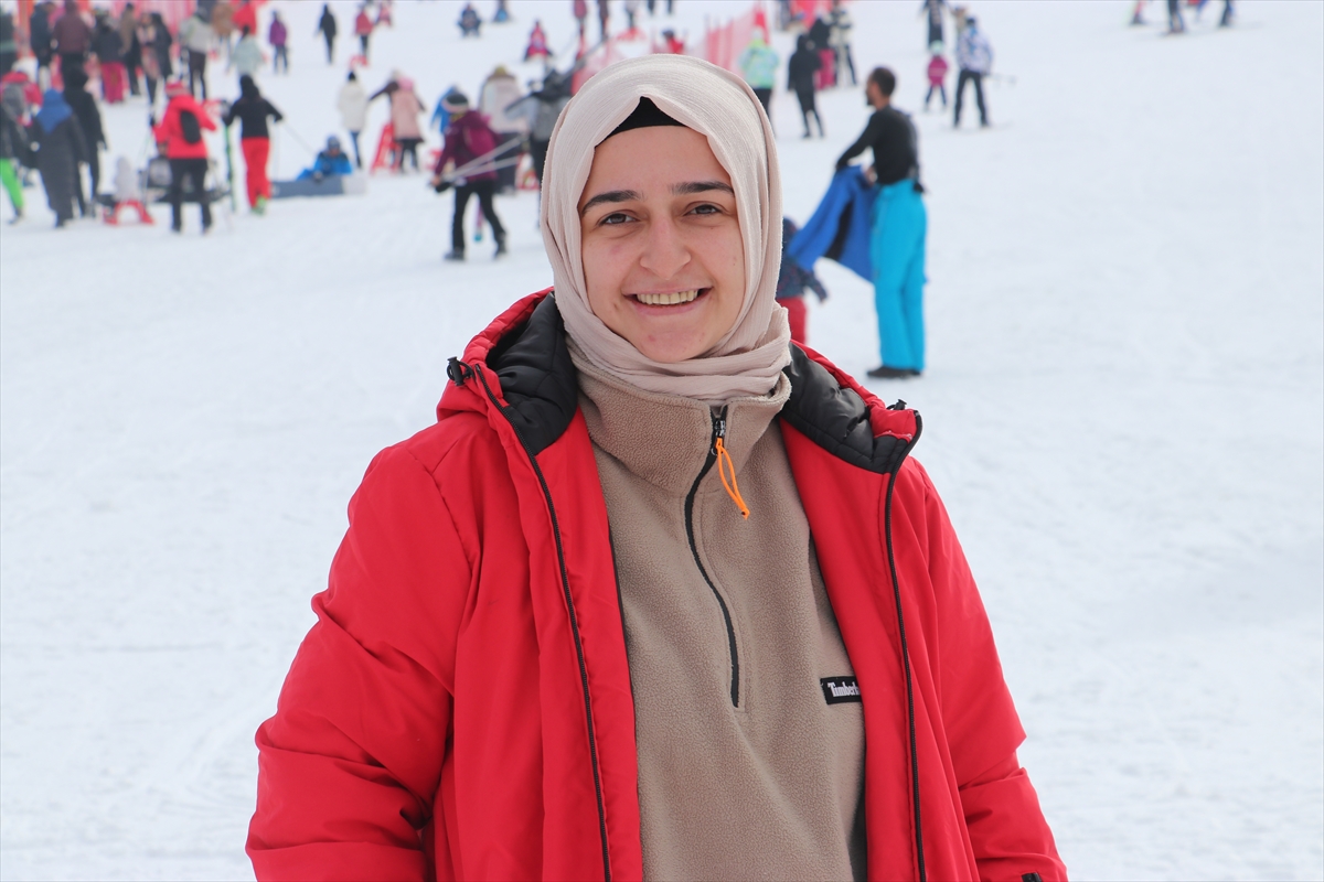 Palandöken Kayak Merkezi'nde hafta sonu yoğunluğu yaşanıyor