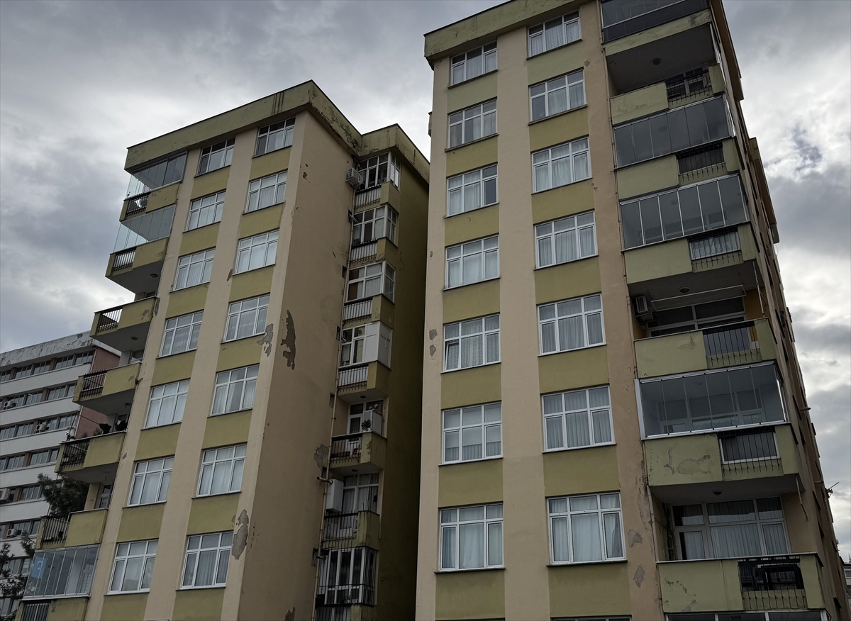 Rize'de tahliye edilen apartmanın sakinleri polis kontrolünde eşyalarını aldı