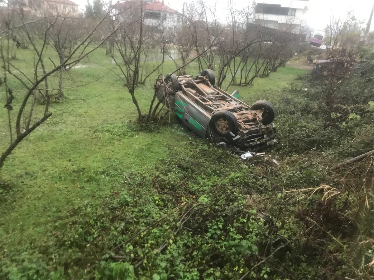 Sakarya'da fındık tarlasına devrilen kamyonetteki 5 kişi yaralandı