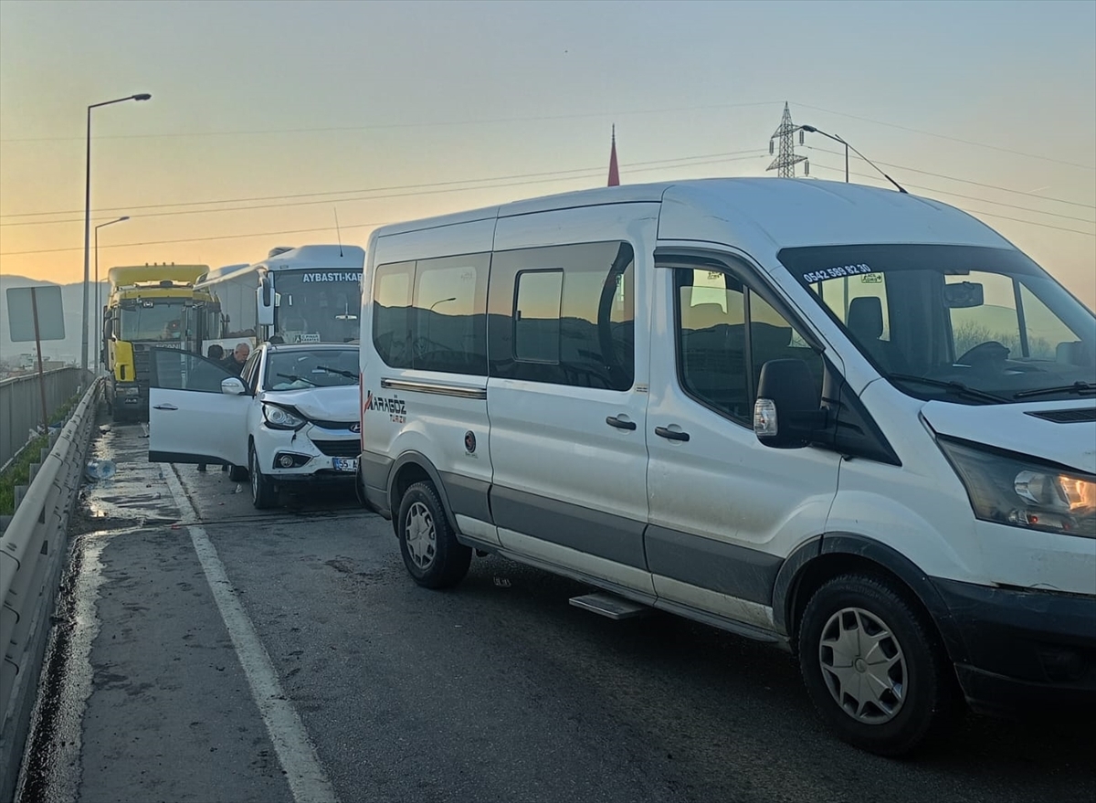 Samsun'da 5 aracın karıştığı trafik kazasında 3 kişi yaralandı