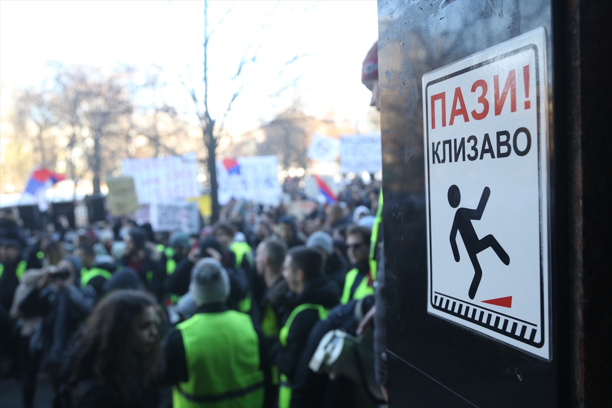 Sırbistan'da 15 kişinin öldüğü tren istasyonundaki kaza nedeniyle öğrencilerin hükümet karşıtı gösterileri sürüyor