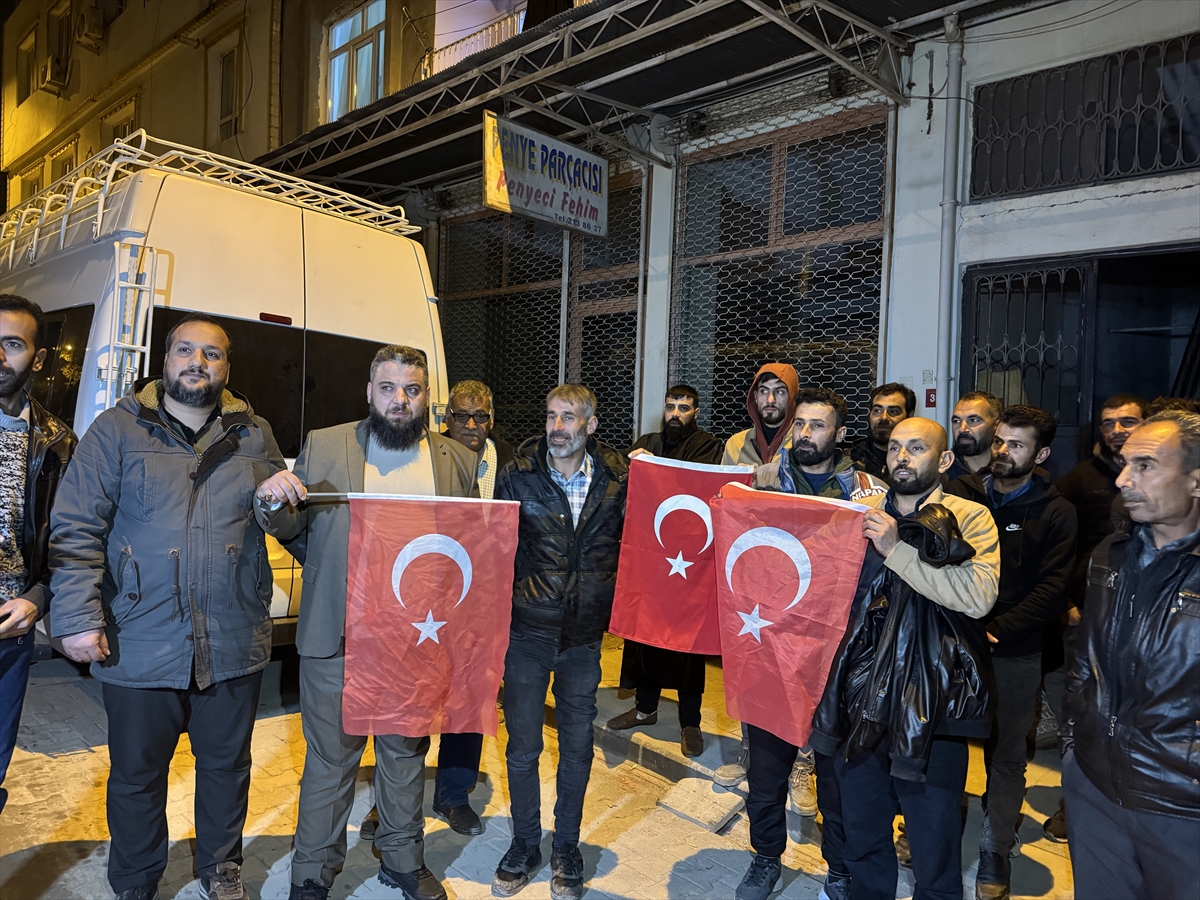 Suriyeli Rezak ailesini ülkelerine dönerken Adıyaman'daki komşuları uğurladı