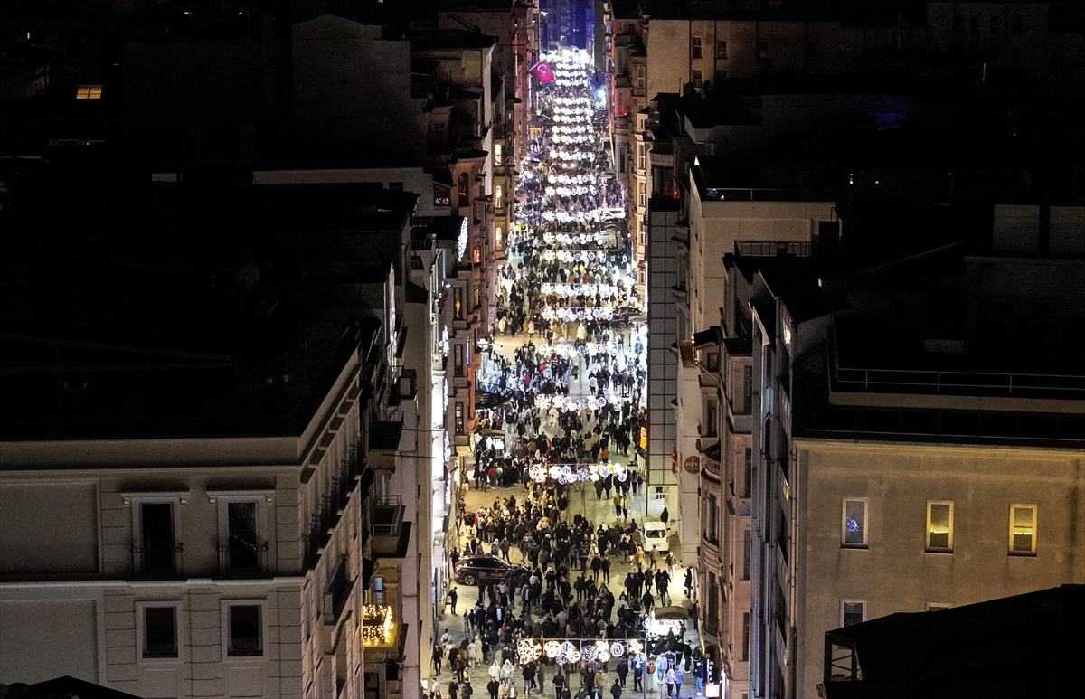 Taksim Meydanı ve İstiklal Caddesi'nde yılbaşı yoğunluğu