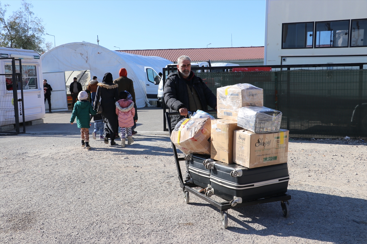 Türkiye'deki Suriyeliler ülkelerine dönüyor