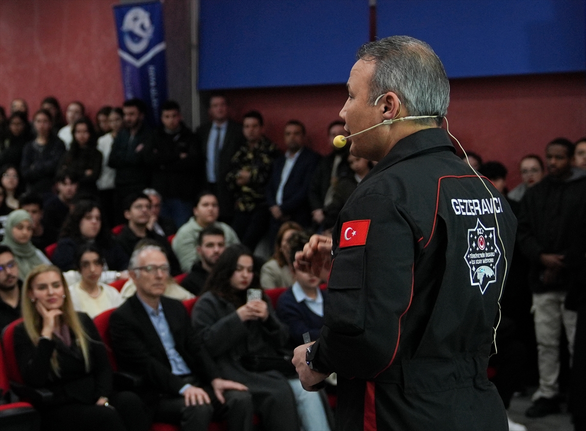 Türkiye'nin ilk astronotu Alper Gezeravcı, THK Üniversitesi'nde öğrencilerle buluştu