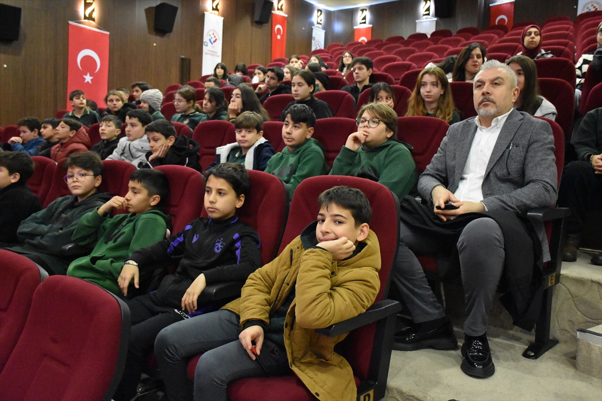 TUSAŞ Eğitim Uçakları Baş Uçuş Test Pilotluğu Şefi Özpala, Trabzon'da öğrencilerle buluştu: