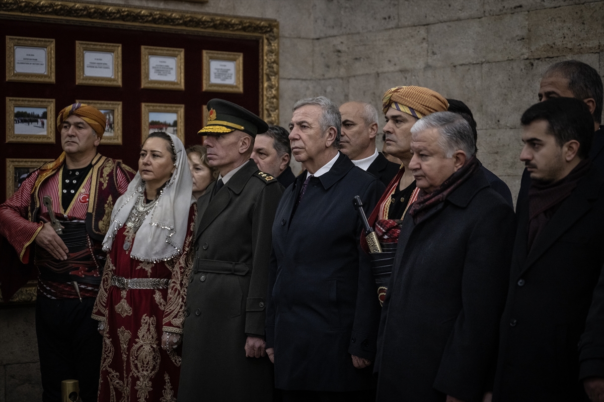 Vali Şahin, Atatürk'ün Ankara'ya gelişinin 105. yılı dolayısıyla Anıtkabir'i ziyaret etti