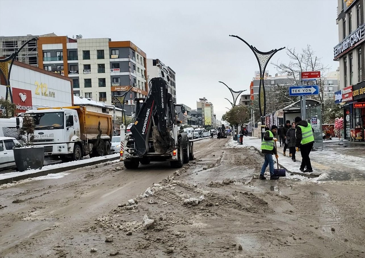 Van'da 21 yerleşim yerinin yolu kardan kapandı