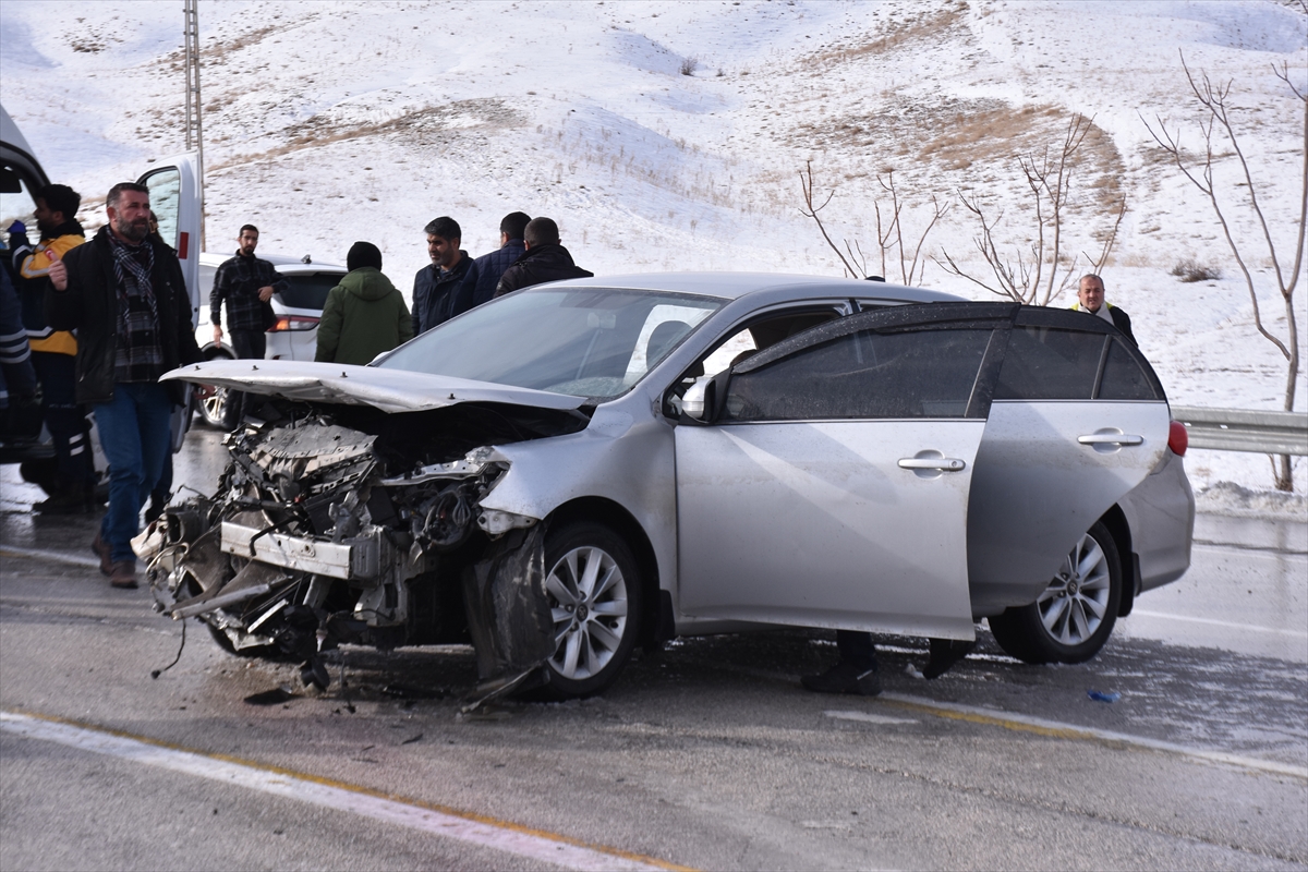 Van'da bariyerlere çarpan otomobildeki 5 kişi yaralandı