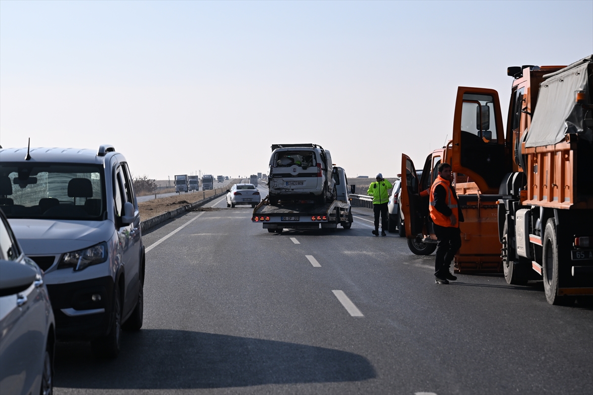 GÜNCELLEME 2 – Van'da iki ayrı zincirleme trafik kazasında 1 kişi öldü, 51 kişi yaralandı