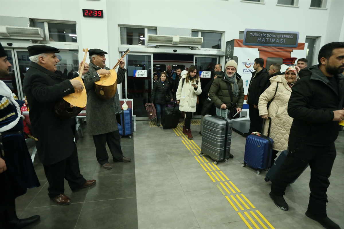 Yeni sezonun ilk seferine çıkan Turistik Doğu Ekspresi son durağı Kars'a geldi