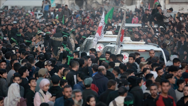 Hamas, 3 İsrailli kadın esiri Kızılhaç’a teslim etti