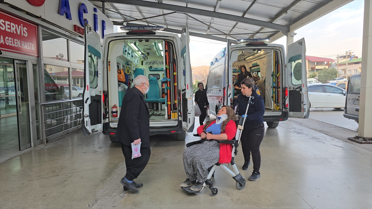 Adana'da çalışma yapılan yolda çukura düşen otomobildeki 5 kişi yaralandı