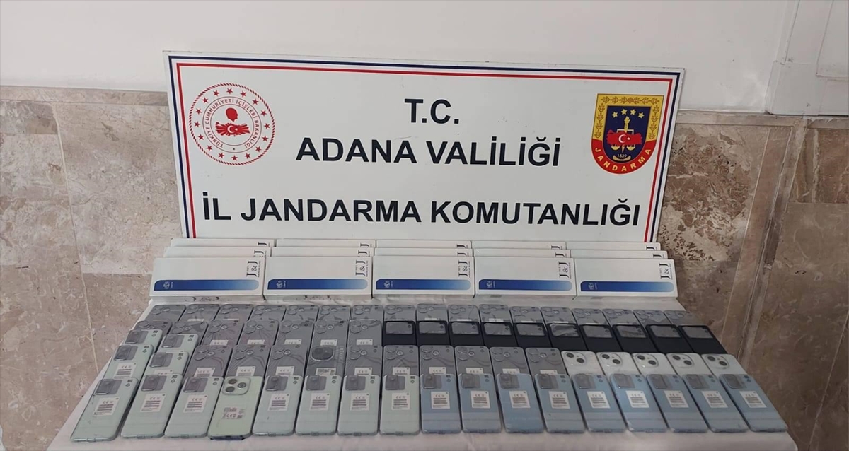 Adana'da gümrük kaçağı 70 cep telefonu ile iki ruhsatsız tabanca ele geçirildi