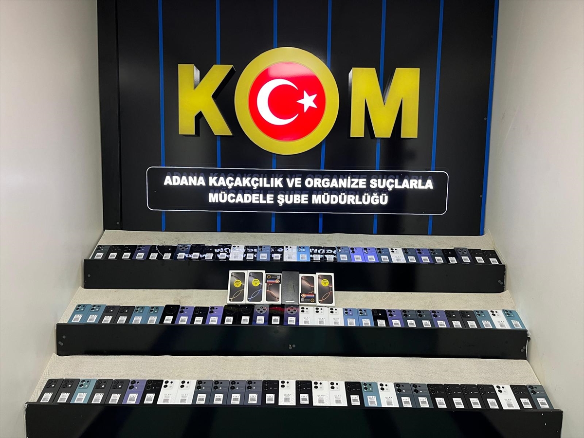 Adana'da kamyonun yedek yakıt tanklarından gümrük kaçağı 96 cep telefonu çıktı