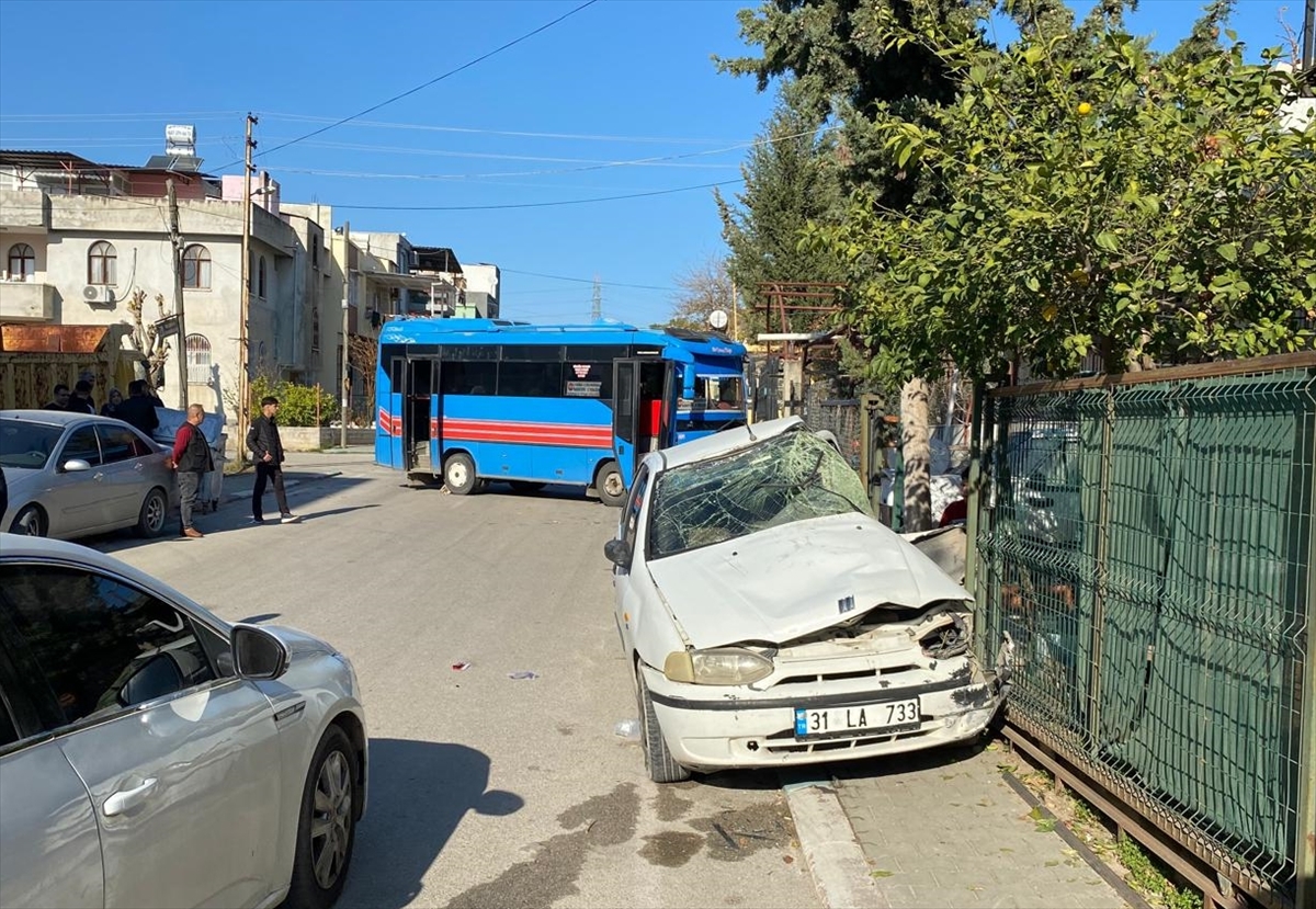 Adana'da otomobil ile halk otobüsü çarpıştı, 6 kişi yaralandı