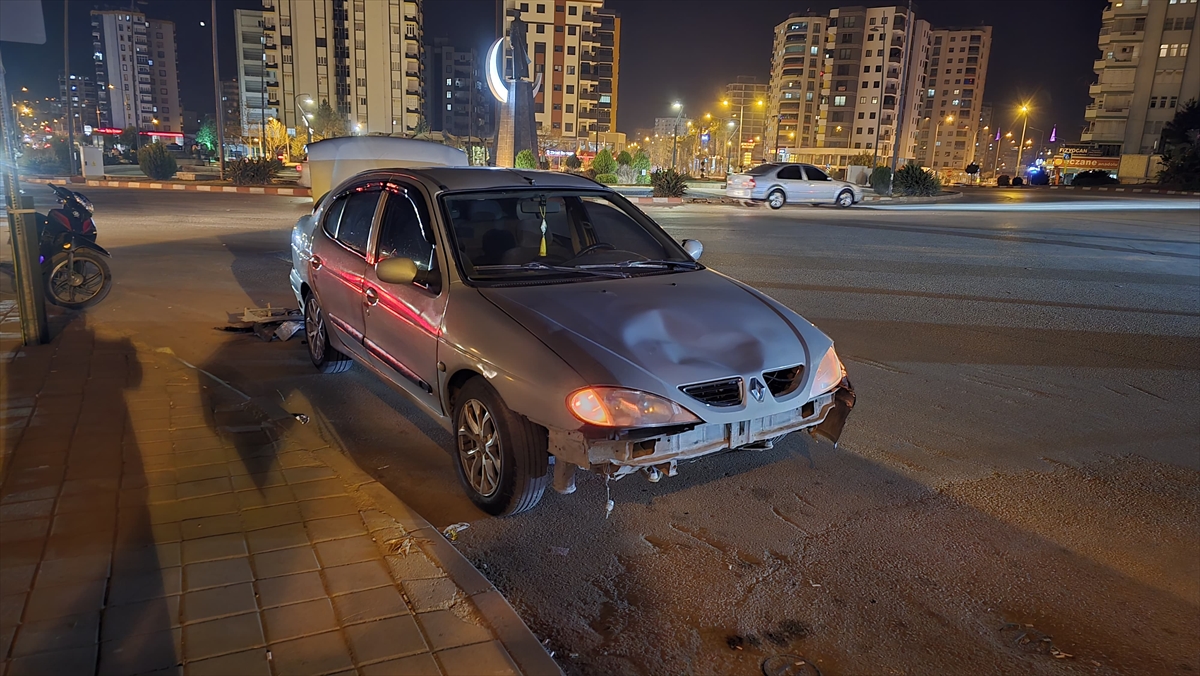 Adana'da otomobille çarpışan motosikletin sürücüsü yaralandı