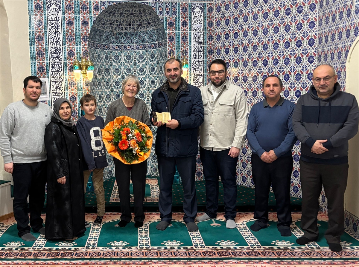 Almanya'daki Wolfenbüttel Yeşil Camii'ne 19. yüzyıldan kalma Kuran-ı Kerim hediye edildi