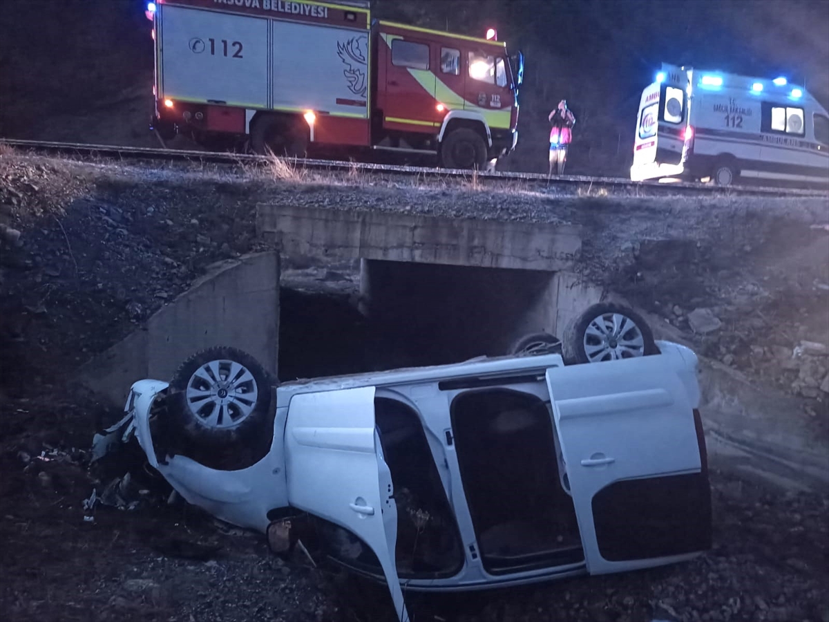 Amasya'da devrilen hafif ticari araçtaki 8 kişi yaralandı