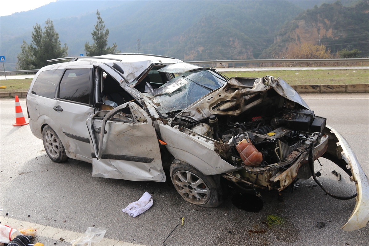 Amasya'da refüje çarparak devrilen otomobildeki 4 kişi yaralandı