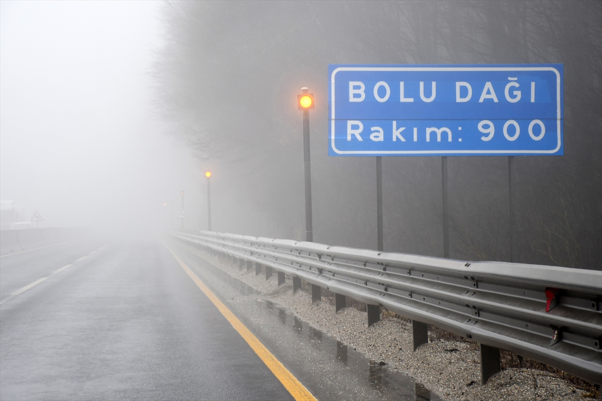 Anadolu Otoyolu ve D-100 kara yolu Bolu geçişinde sis ve sağanak