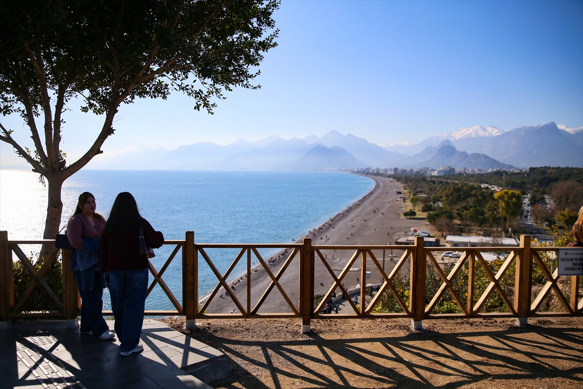 Antalya sahillerinde yeni yılın ilk günü yoğunluk yaşandı