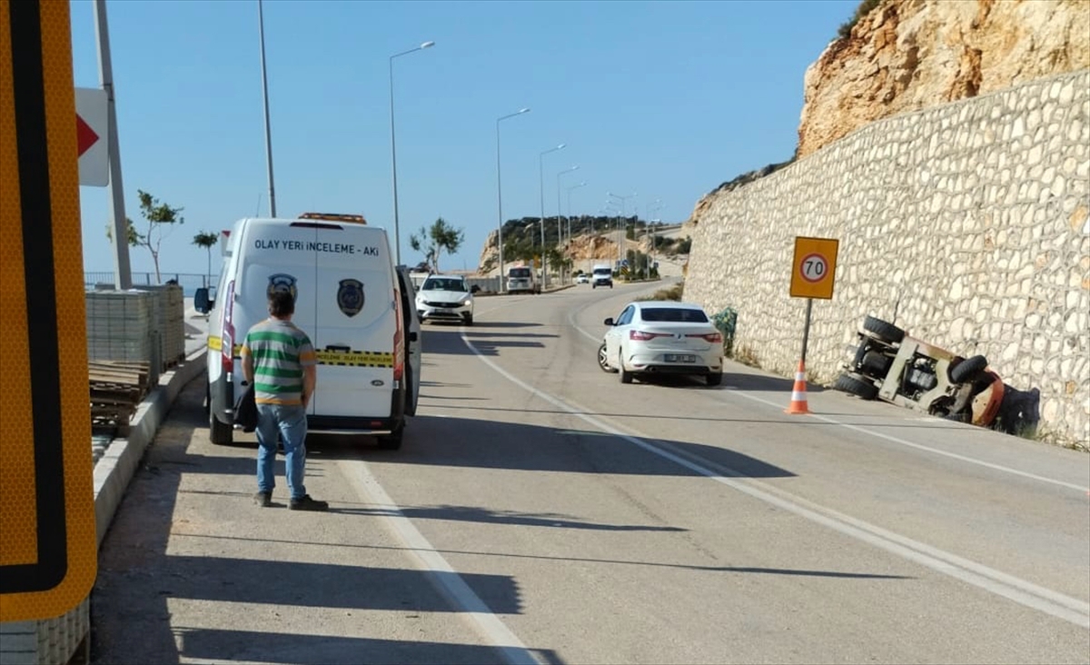 Antalya'da devrilen forkliftin altında kalan kişi hayatını kaybetti