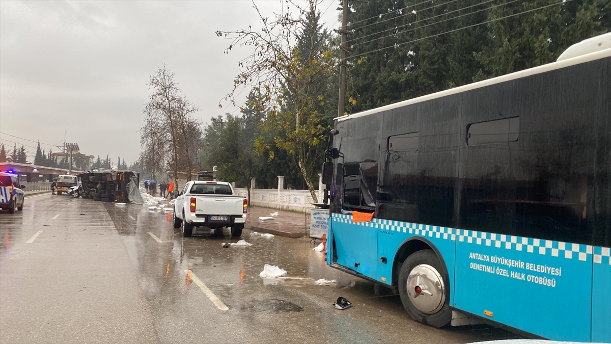 Antalya'da trafik kazasında 1 kişi öldü, 1 kişi yaralandı