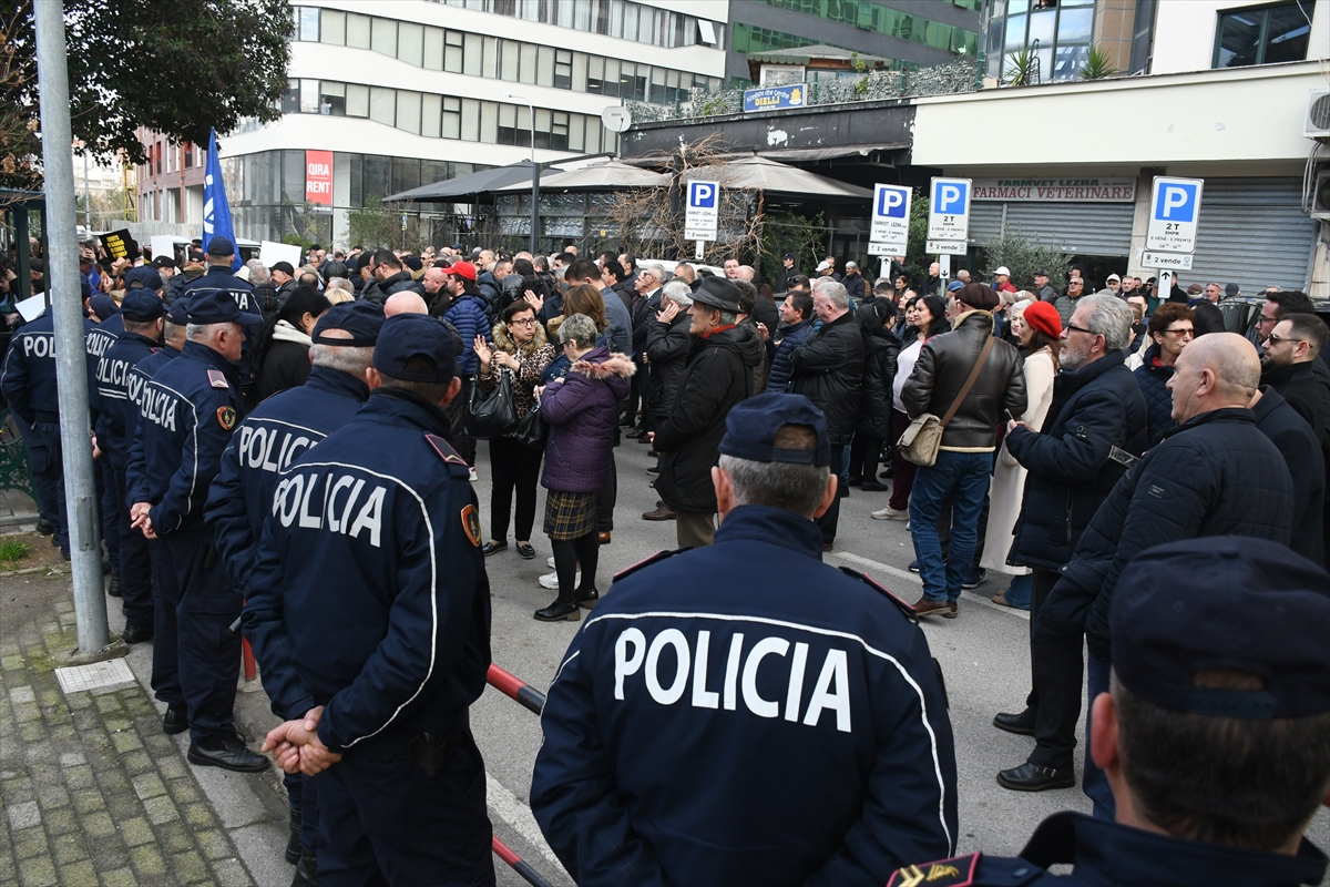 Arnavutluk'ta hakkında adli kontrol şartı kararı verilen eski Başbakan Berisha'ya destek gösterisi