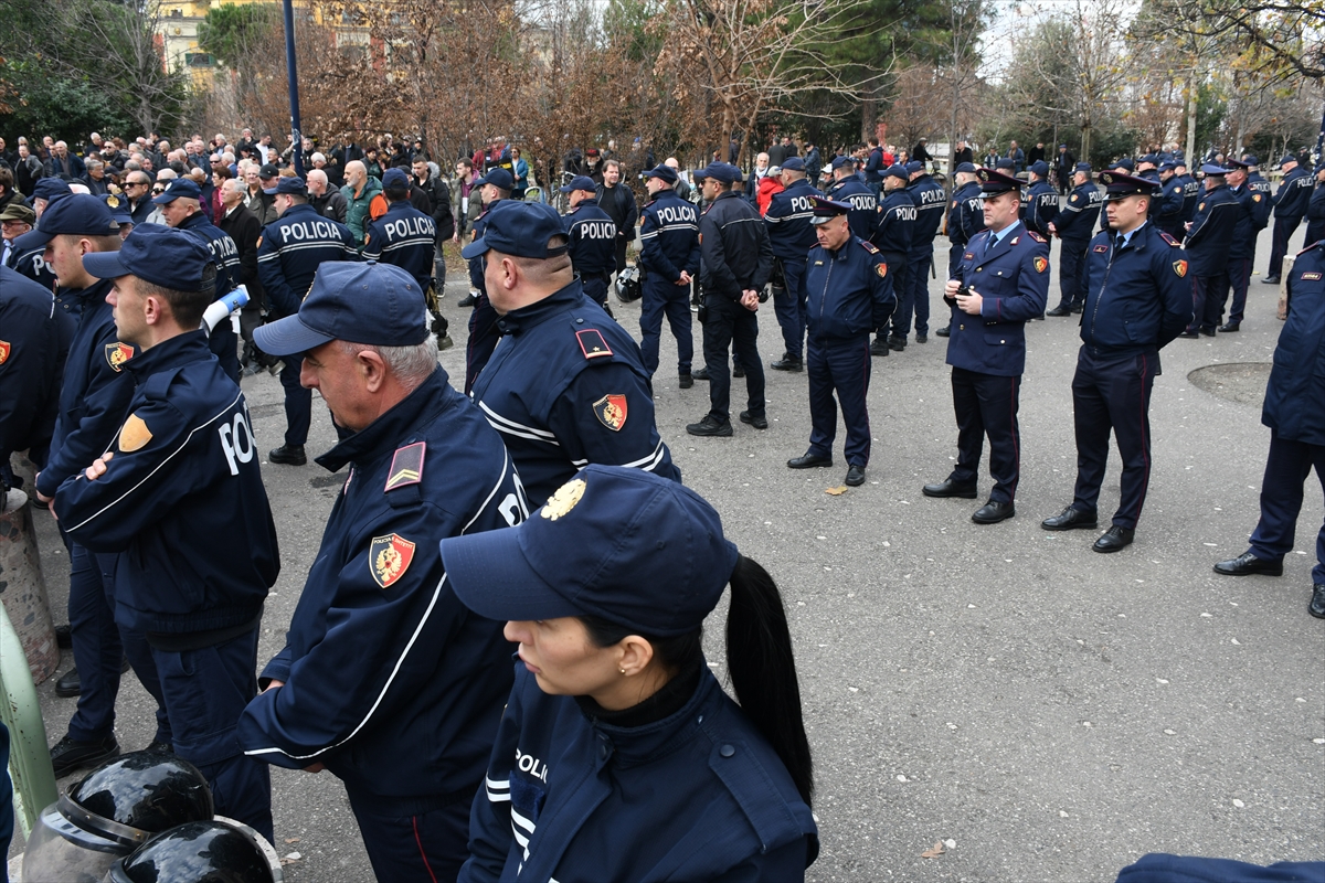 Arnavutluk'ta Tiran Belediye Başkanı Veliaj karşıtı gösteriler istifa çağrısıyla sürüyor