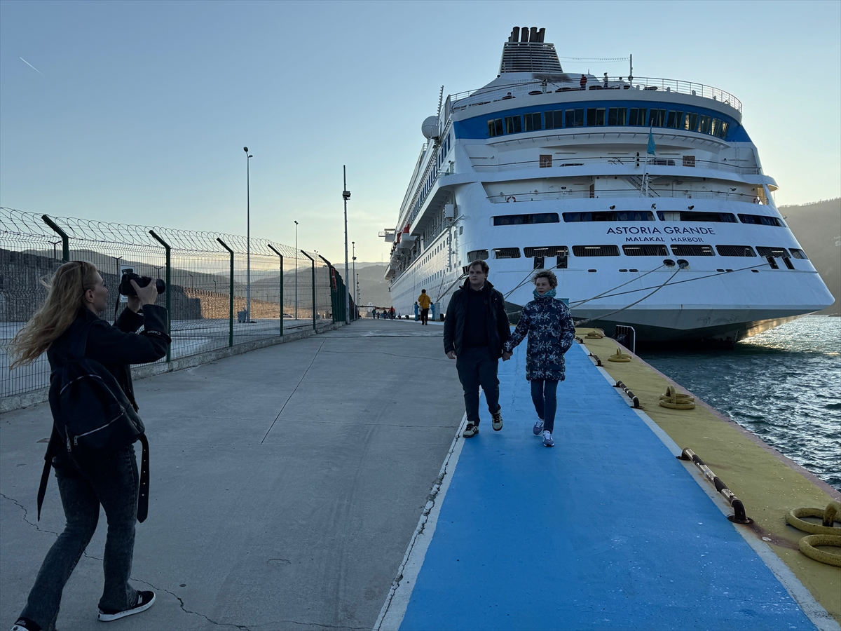 “Astoria Grande” kruvaziyeri Amasra'ya yılın ilk seferini yaptı