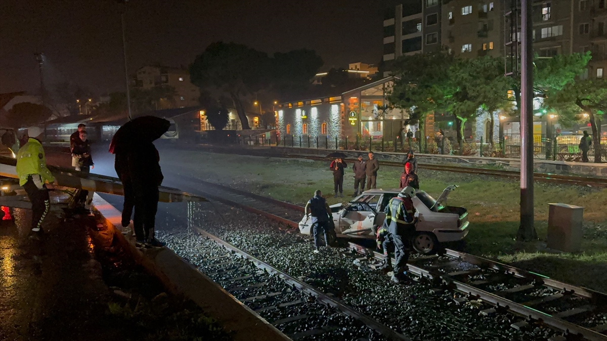 Aydın'da otomobilin tren raylarına düşmesi güvenlik kamerasında