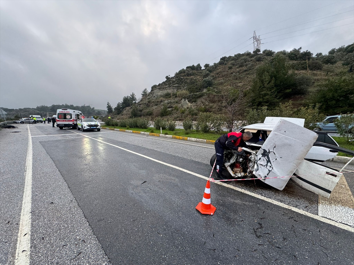 Aydın'da otomobil park halindeki araca çarptı, 1 kişi öldü, 4 kişi yaralandı