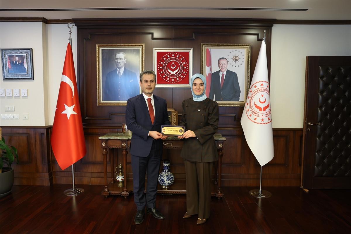 Bakan Göktaş, sanatçıların bağışladığı ödülü devlet korumasındaki çocuklar adına teslim aldı