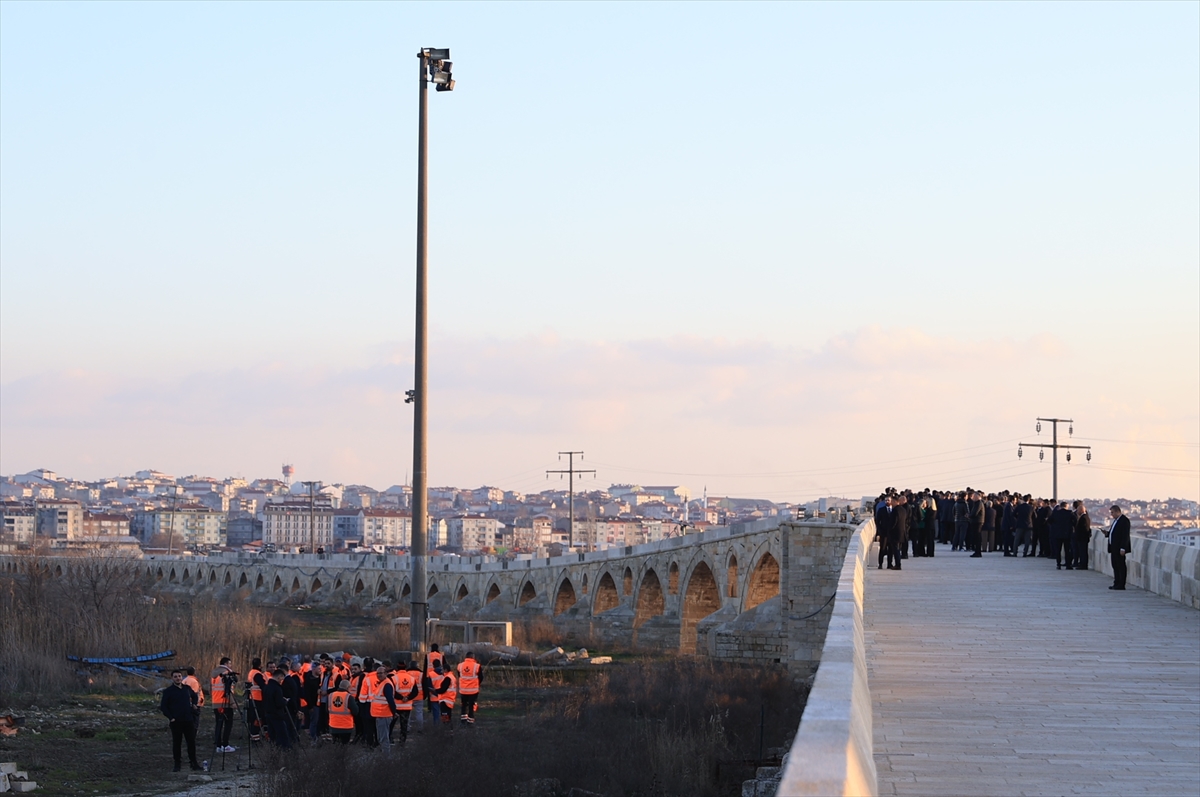 Bakan Uraloğlu tarihi Uzun Köprü'de süren restorasyon çalışmalarını inceledi