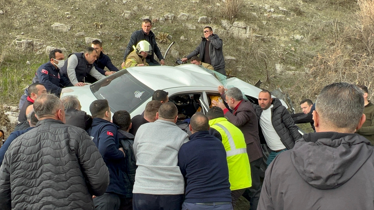 Balıkesir'de minibüs ile otomobilin çarpıştığı kazada 2 kişi öldü