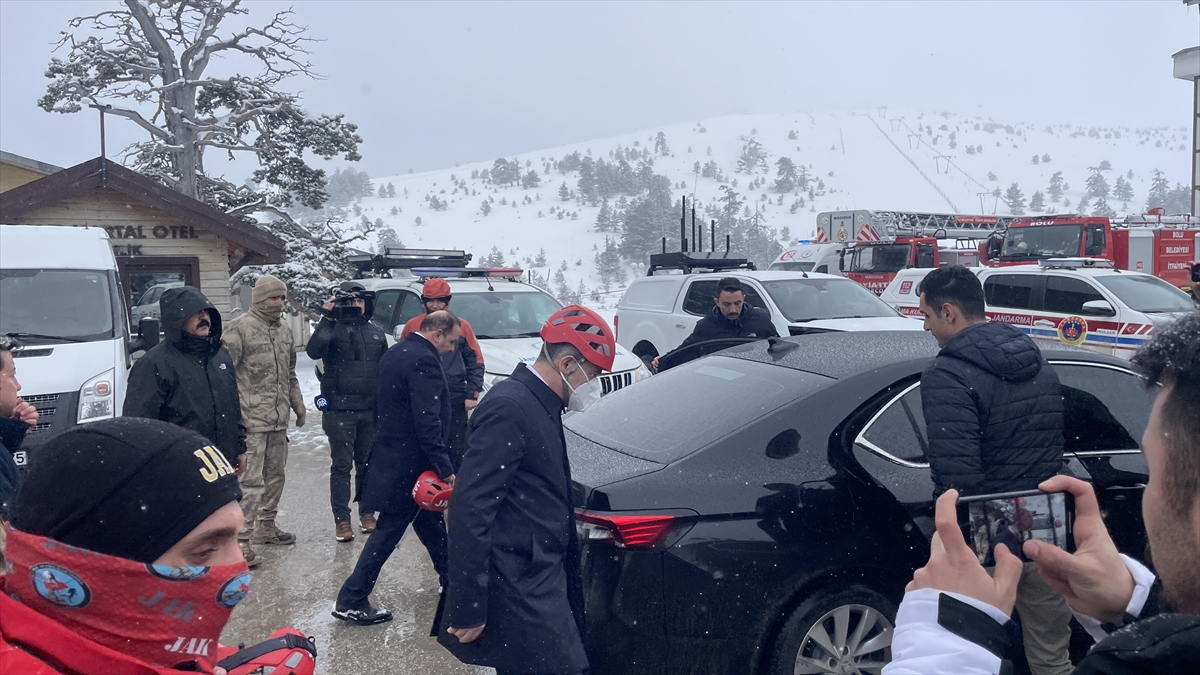 Başsavcı Cansever ve beraberindeki heyet, yanan Grand Kartal Otel'de inceleme yaptı