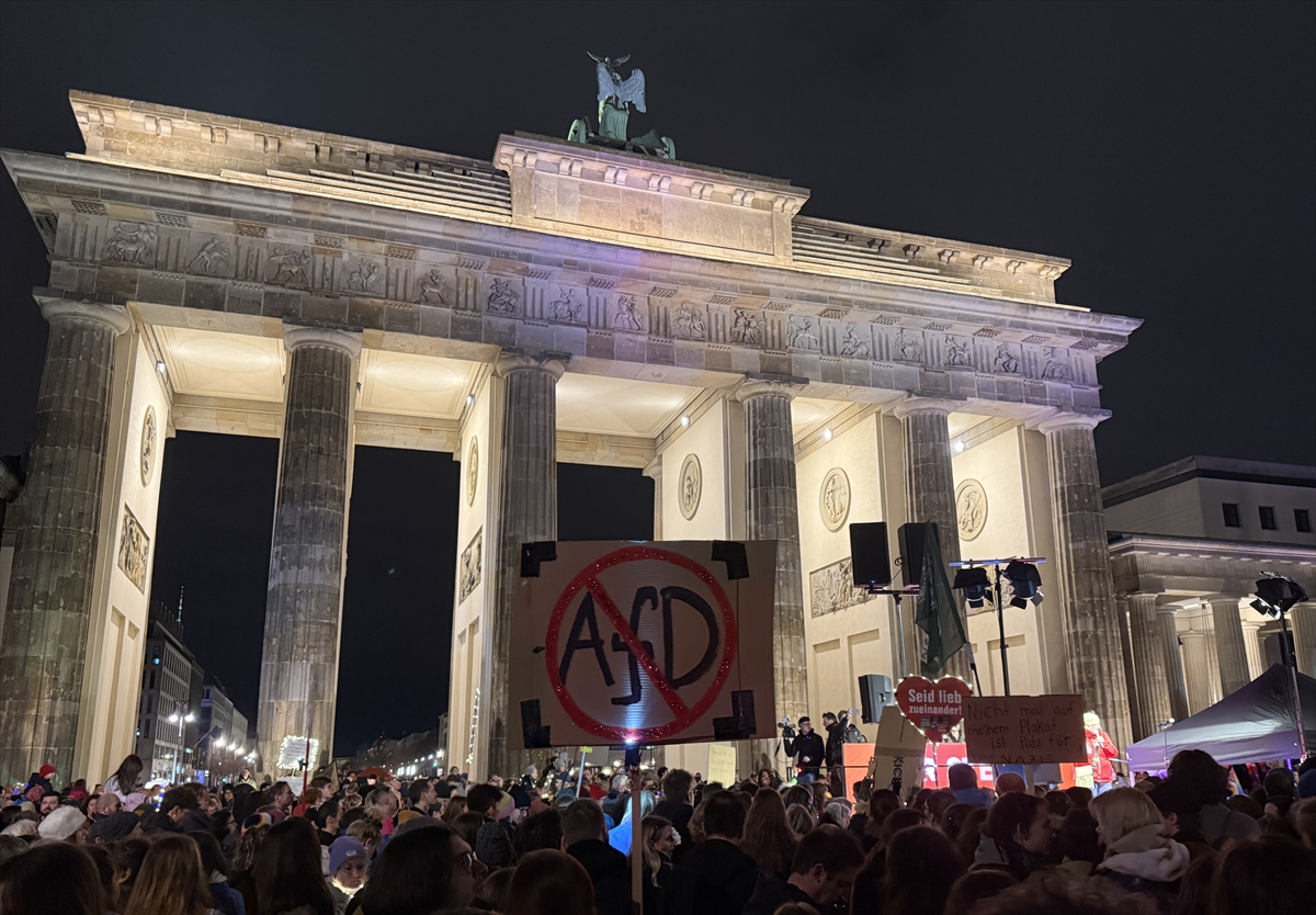 Berlin’de aşırı sağın yükselişine karşı “ışıklı gösteri” düzenlendi