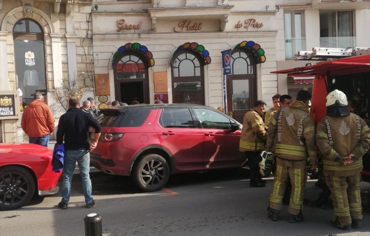 Beyoğlu'nda otelde çıkan yangın çalışanların müdahalesiyle söndürüldü