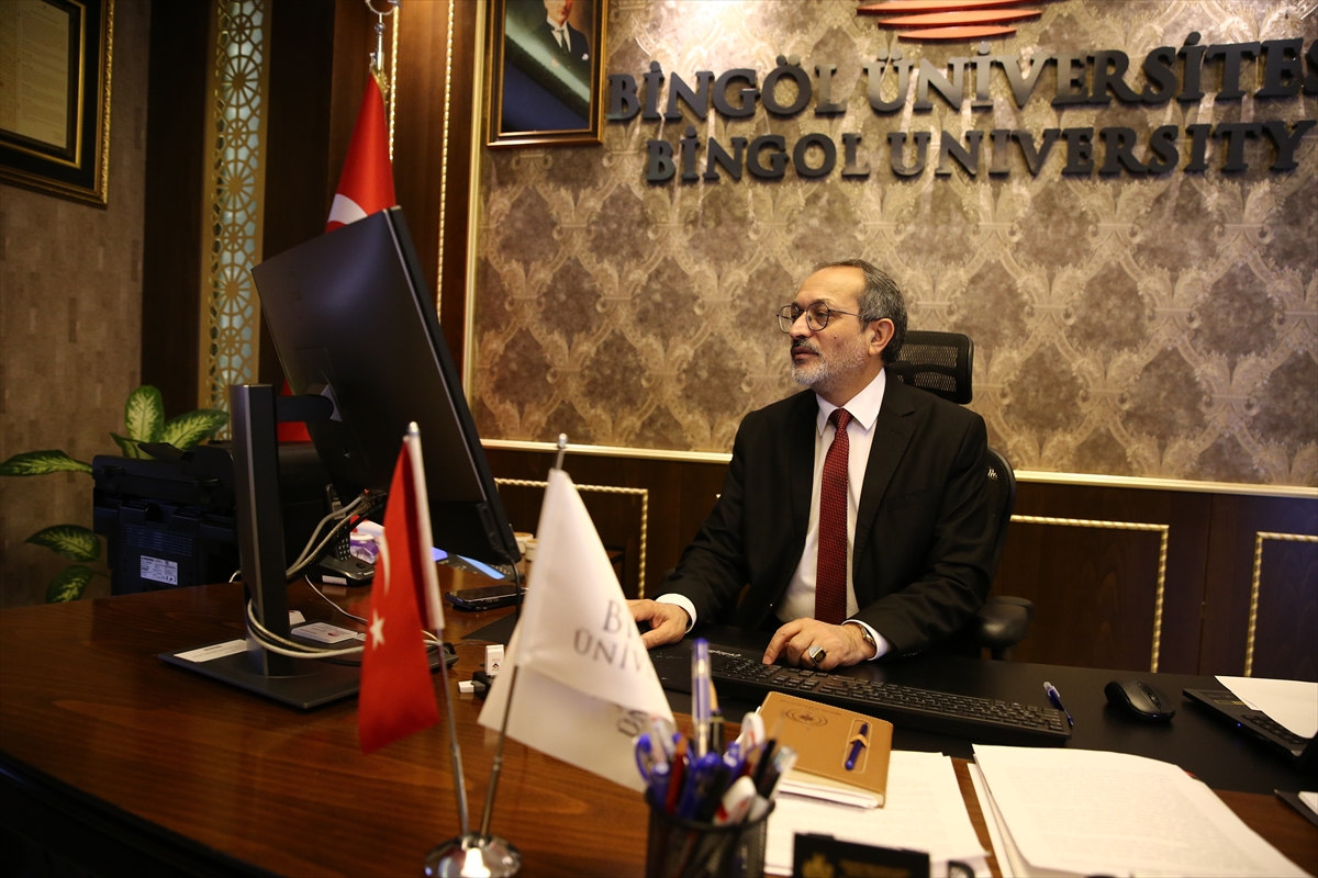 Bingöl Üniversitesi Rektörü Prof. Dr. Çelik, AA'nın “Yılın Kareleri” oylamasına katıldı