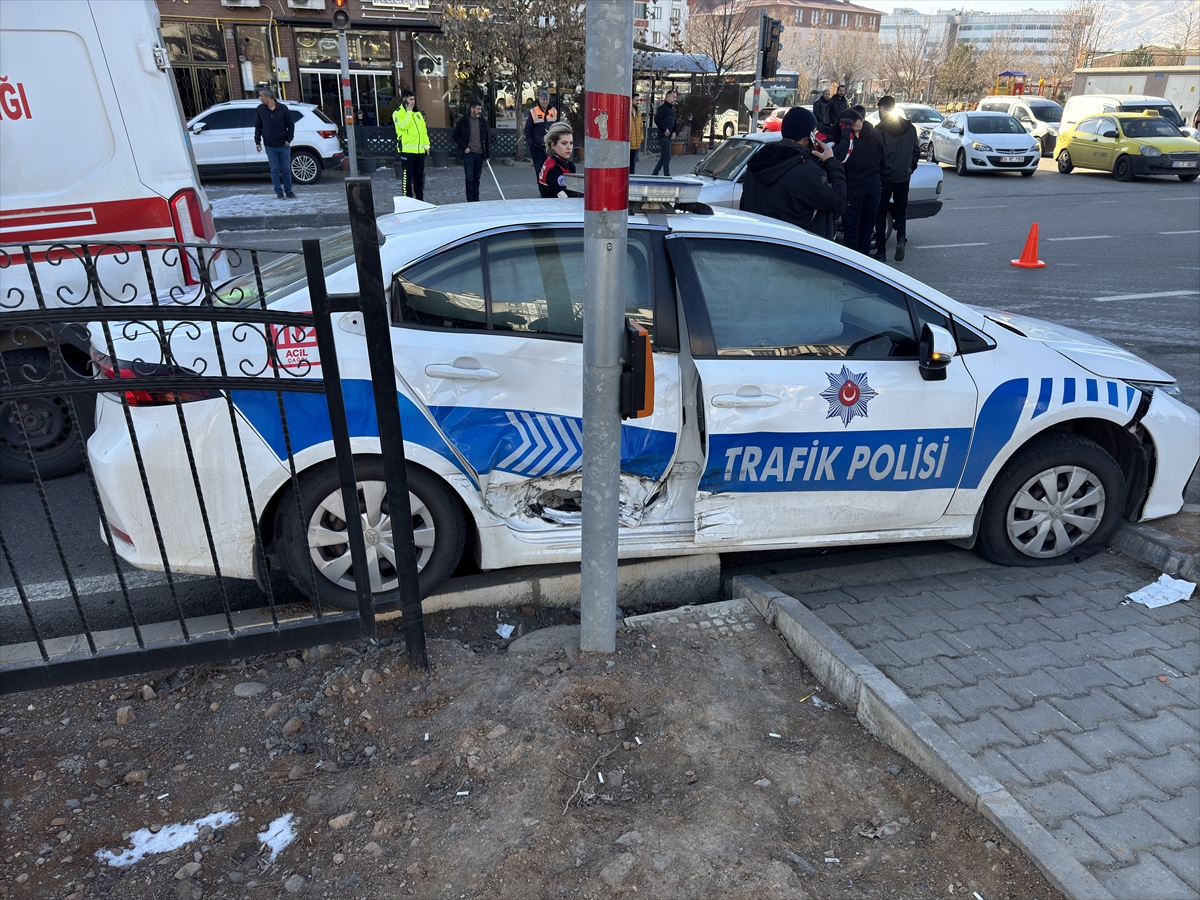 Bingöl'de minibüsle çarpışan ekip otosundaki bir polis yaralandı