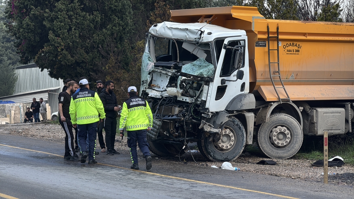 Bodrum'da iki hafriyat kamyonunun çarpıştığı kazada 1 kişi ağır yaralandı