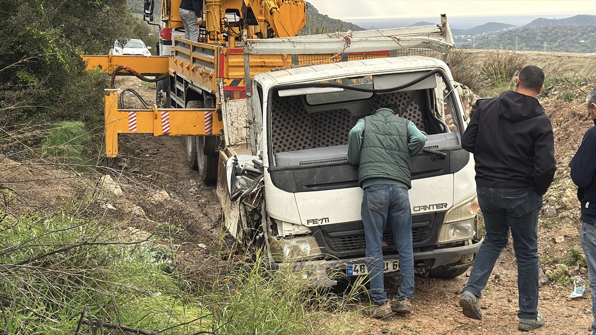 Bodrum'da uçuruma devrilen kamyonetteki 3 kişi yaralandı